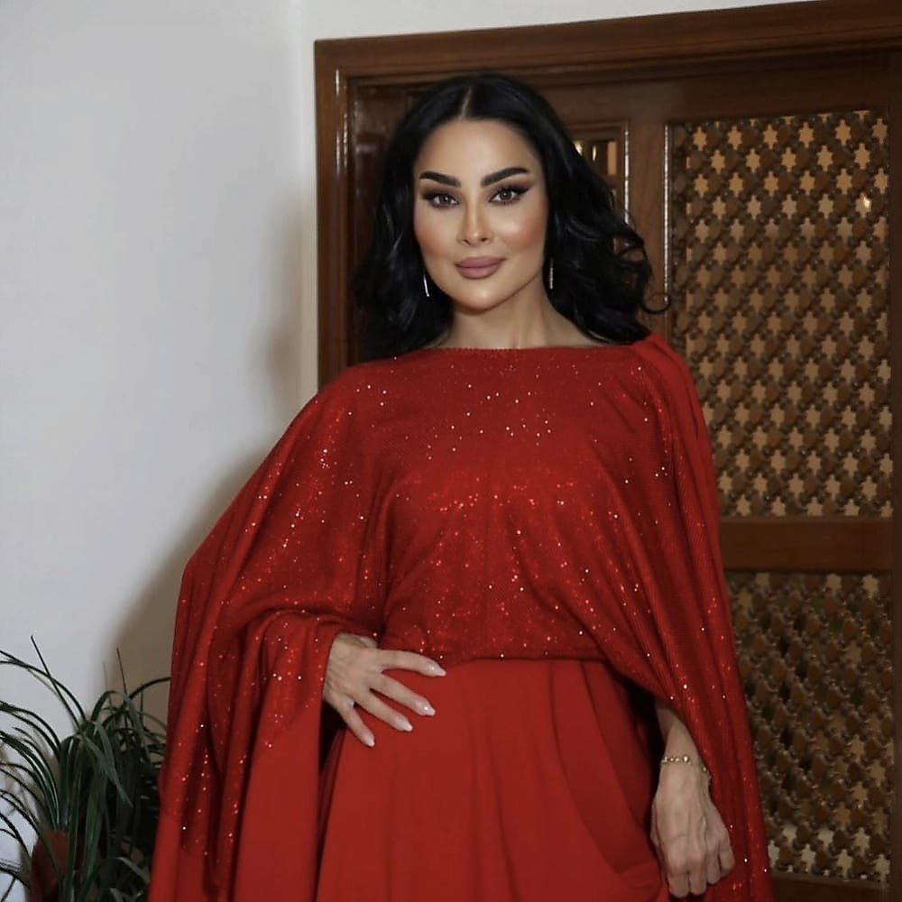 فستان كريب أحمر مع شبك كرستال شوارفسكي علي الصدر