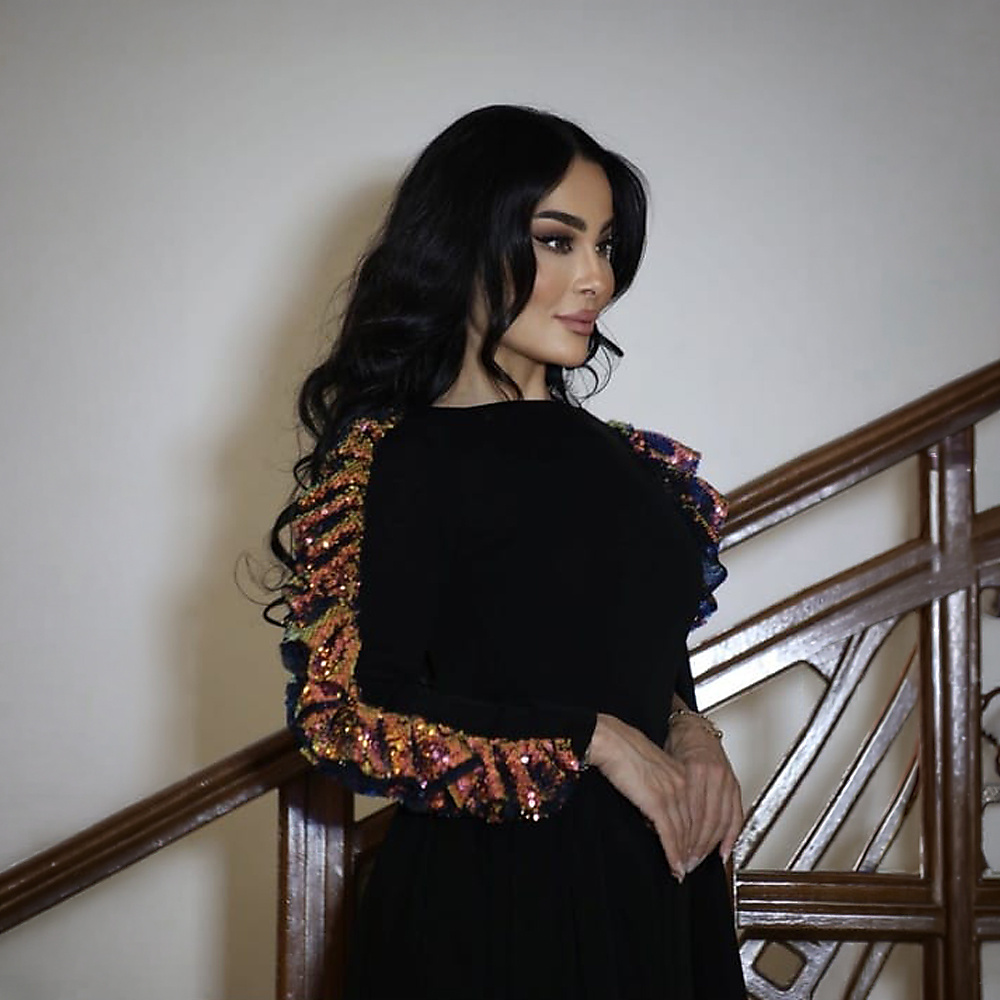 فستان كريب أسود وقماش ترتر ملون