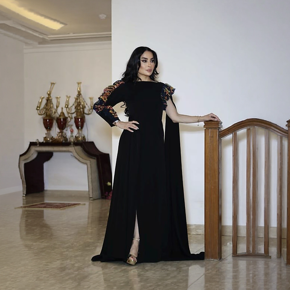 فستان كريب أسود وقماش ترتر ملون