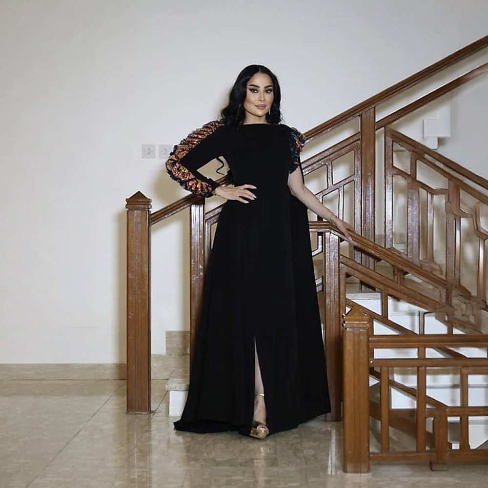 فستان كريب أسود وقماش ترتر ملون