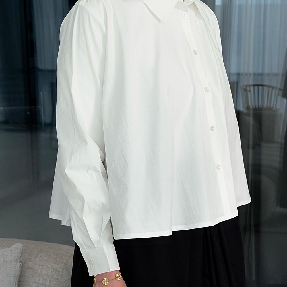 Cropped Shirt اللون الأبيض