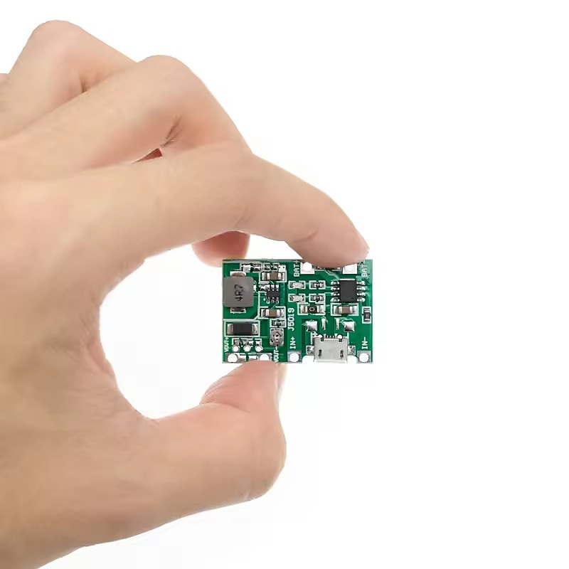 لوحة شحن ورفع جهد لبطاريات الليثيوم 18650 (3.7V إلى 4.2V) مع وحدة Boost DC-DC