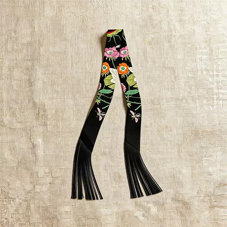 سكارف اسود مع ورود وهدب