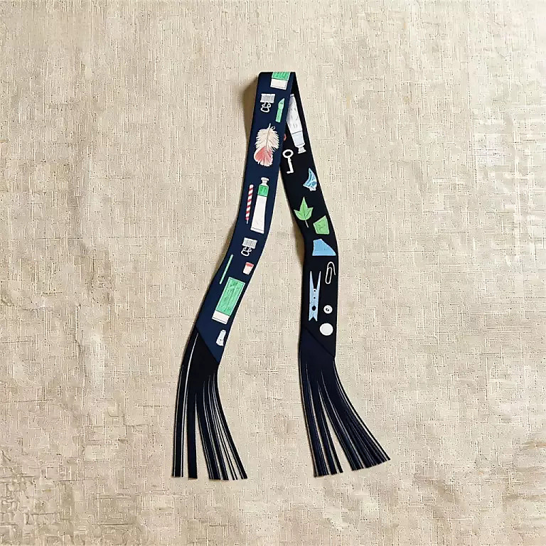 سكارف مع هدب اسود