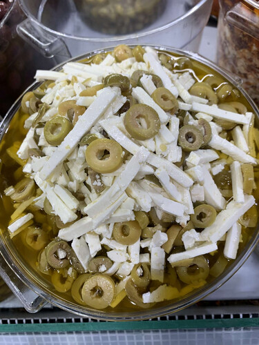 سلطة جبنة حلوم