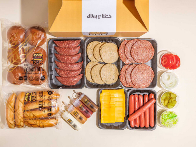 سلايدر مكس 24 قطعة ( 6 قطع لحم سلايدر 6 قطع دجاج سلايدر 6 قطع كفته 6 قطع نقانق)