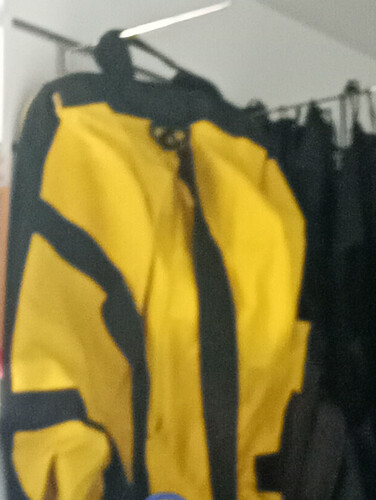 حقيبة صفراء للغوص