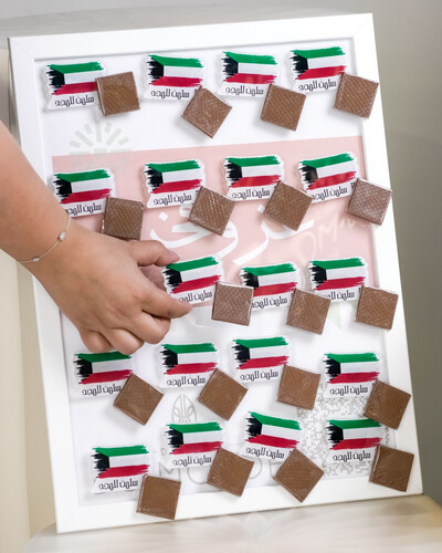 لوحة بروشات مغناطيسية مع الشوكولاتة