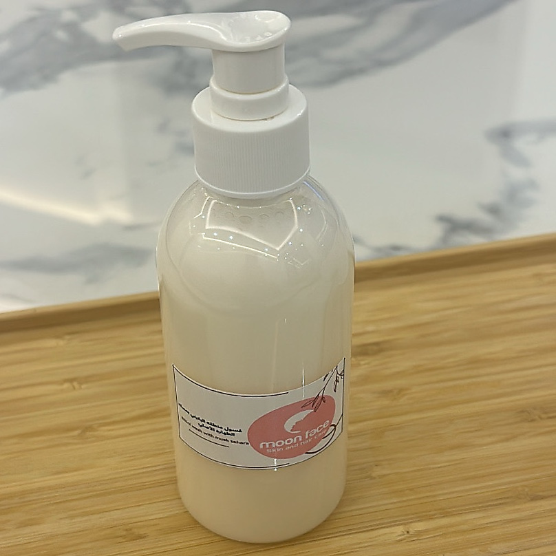 Intimate wash with musk