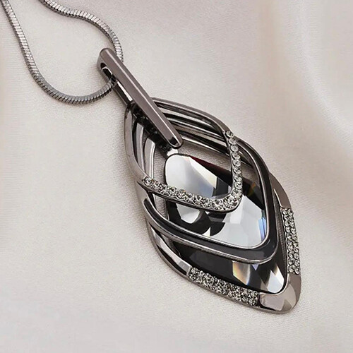 قلائد مبتكرة وناعمة بأحجار متنوعة