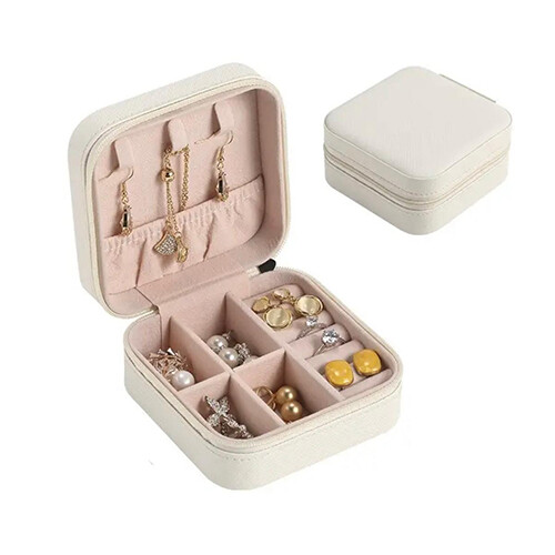 تشكيلة متنوعة من علب المجوهرات صغيرة الحجم جداً يسهل حملها بحقيبة الكتف مليئة بالقطع من اختيارك