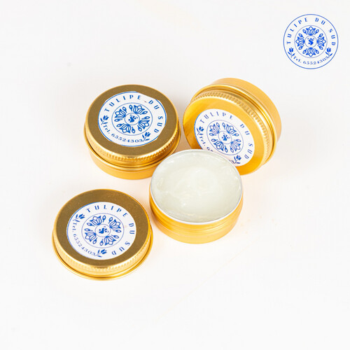 عطر صلب يستخدم على أماكن النبض والمناطق الحميمية للنساء