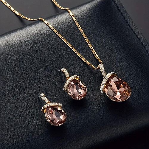 طقم قلائد مع حلق من الزجاج وحبيبات الماسّ الصناعي