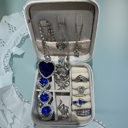 تشكيلة متنوعة من علب المجوهرات صغيرة الحجم جداً يسهل حملها بحقيبة الكتف مليئة بالقطع من اختيارك