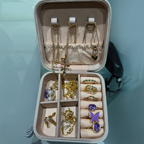 تشكيلة متنوعة من علب المجوهرات صغيرة الحجم جداً يسهل حملها بحقيبة الكتف مليئة بالقطع من اختيارك