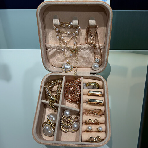 تشكيلة متنوعة من علب المجوهرات صغيرة الحجم جداً يسهل حملها بحقيبة الكتف مليئة بالقطع من اختيارك