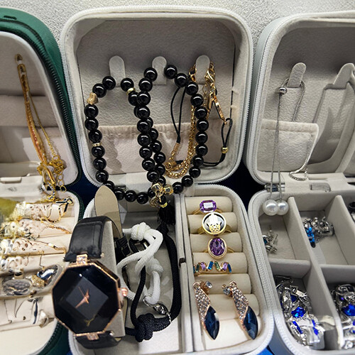 تشكيلة متنوعة من علب المجوهرات صغيرة الحجم جداً يسهل حملها بحقيبة الكتف مليئة بالقطع من اختيارك