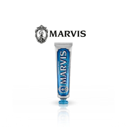 معجون أسنان بنكهة النعناع المائي