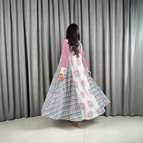 Elegant and sophisticated dress made of cool cotton.