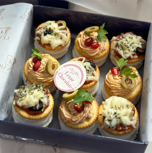 small fatyer pizza cheese