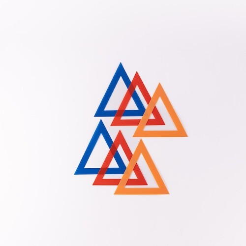 مثلث مفرغ pvc صغير