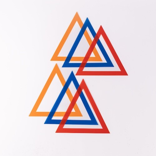 مثلث مفرغ pvc وسط