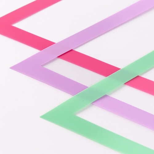 مثلث مفرغ pvc كبير