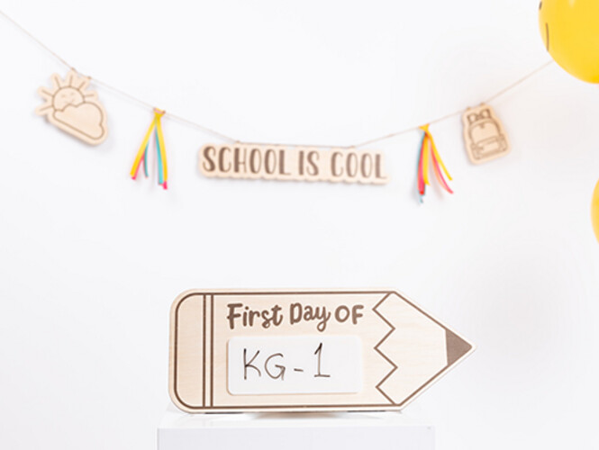 لوحة اول يوم مدرسة باللغة الإنجليزية