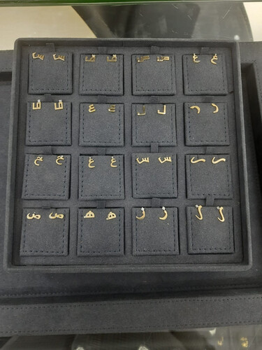 حلق ذهب عبار ١٨ والماس على حرف