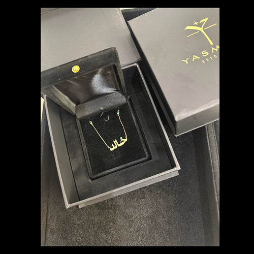 سلسلة ذهب عيار ١٨ باسم هالد مع نقط زجاج خضرااء