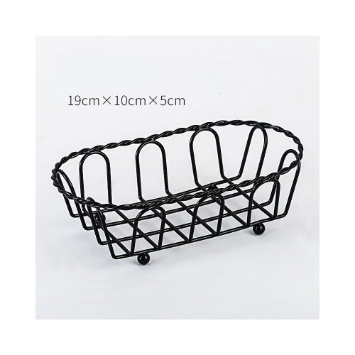 سلة سوداء بيضاوية صغيرة