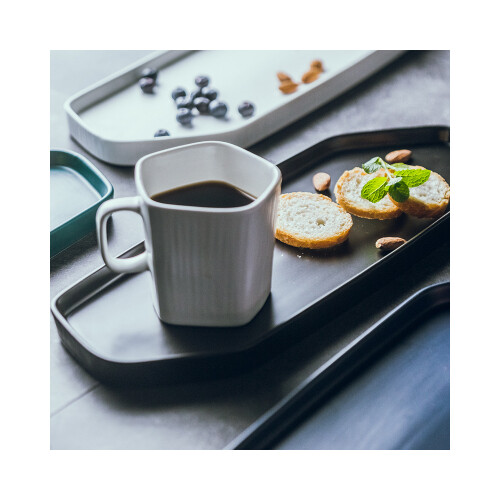 صحن سيراميك باللون الأسود