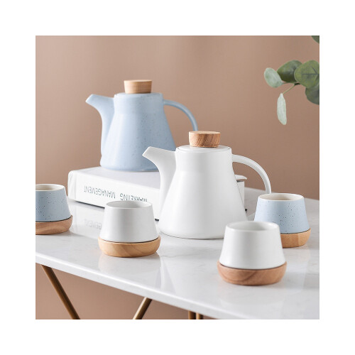 طقم شاي مصنوع من السيراميك