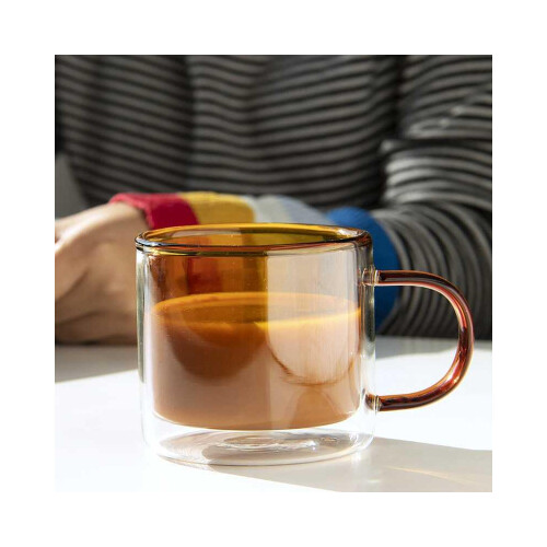 كوب زجاج شفاف باللون البني