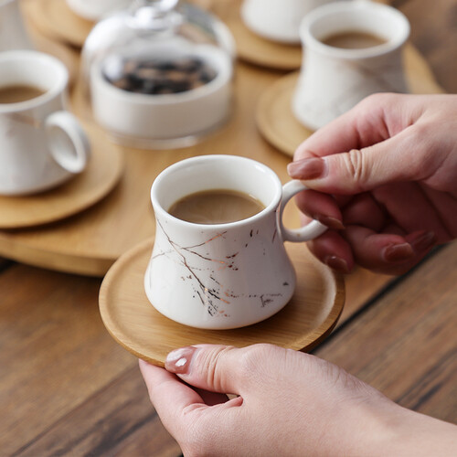 طقم مكون من 6 اكواب مع صحون وصينية