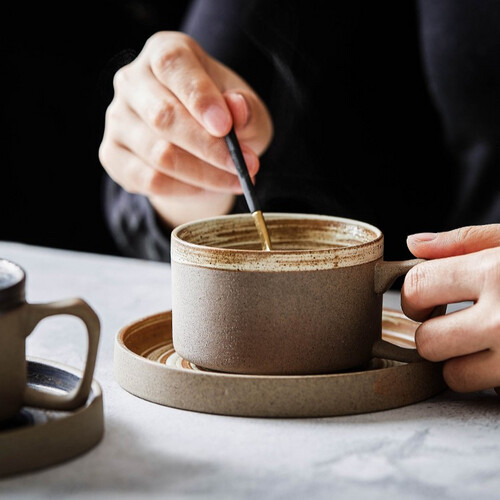 طقم مصنوع يدويًا من الخزف الحجري