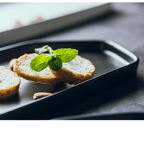 صحن سيراميك باللون الأسود