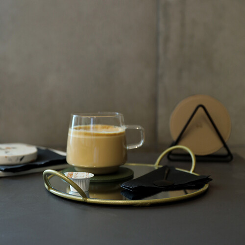 صينية مع مرآة زجاجية