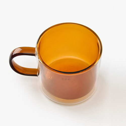 كوب زجاج شفاف باللون البني