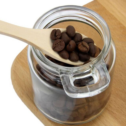 وعاء زجاج مع غطاء وملعقة خشب