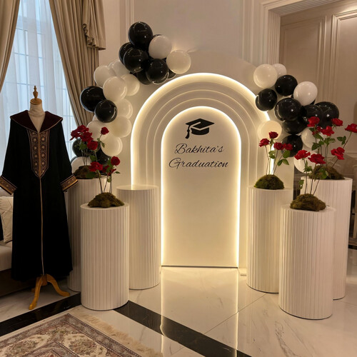 تنسيق تخرج مضيئ بالورد الأحمر - رقم 2067