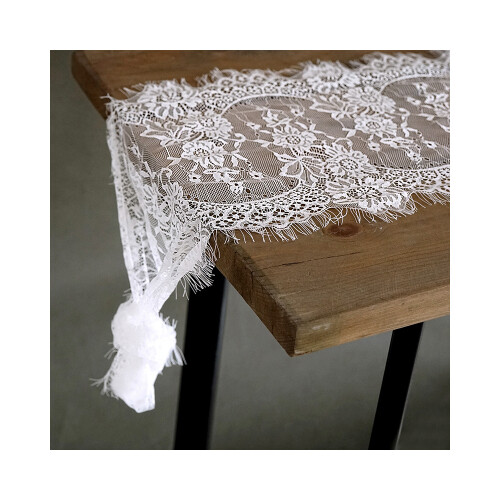 مفرش طاولة دانتيل