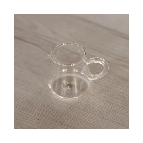 ابريق زجاج شفاف مع مقبض