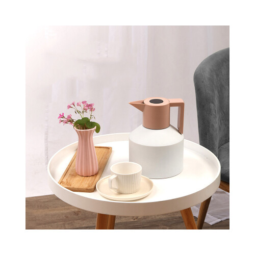 دلة باللون الرمادي والأسود