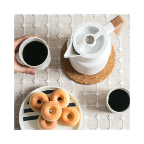 دلة باللون الأبيض