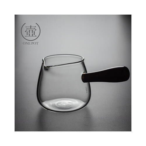 ابريق زجاج بمسكة خشب