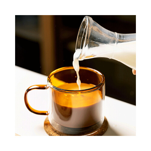 كوب زجاج شفاف باللون البني