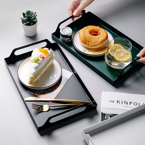 صينية حديد صغيرة باللون الأسود