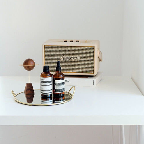 صينية مع مرآة زجاجية