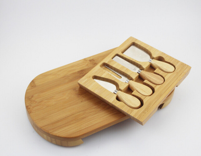 لوح خشبي للجبن مع طقم سكاكين